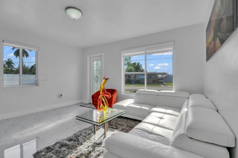 Casa en venta en Miami, Florida, 3 dormitorios, 116.13 m2 № 1858763 - foto 11