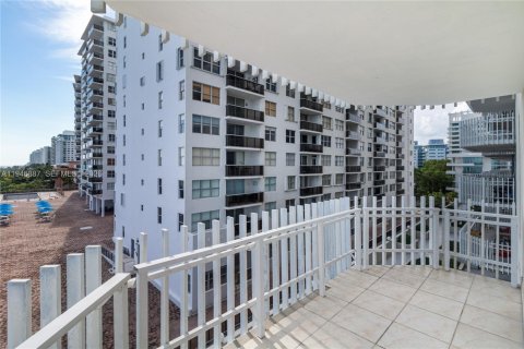 Condo in Miami Beach, Florida, 2 bedrooms  № 2003144 - photo 15