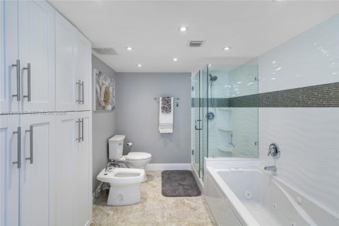 Condo in Miami Beach, Florida, 2 bedrooms  № 2003144 - photo 29