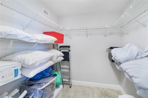 Condo in Miami Beach, Florida, 2 bedrooms  № 2003144 - photo 24