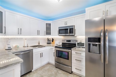 Condo in Miami Beach, Florida, 2 bedrooms  № 2003144 - photo 10