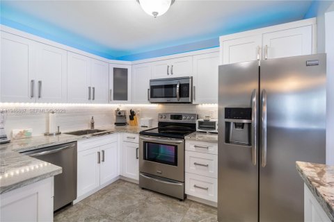 Condo in Miami Beach, Florida, 2 bedrooms  № 2003144 - photo 11