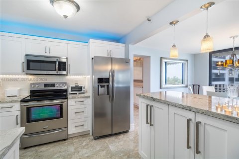 Condo in Miami Beach, Florida, 2 bedrooms  № 2003144 - photo 12