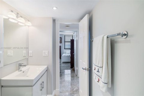 Condo in Miami Beach, Florida, 2 bedrooms  № 2003144 - photo 21