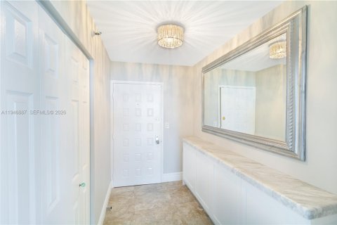 Condo in Miami Beach, Florida, 2 bedrooms  № 2003144 - photo 2