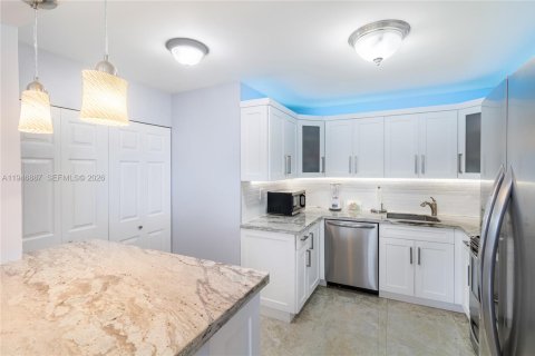 Condo in Miami Beach, Florida, 2 bedrooms  № 2003144 - photo 9