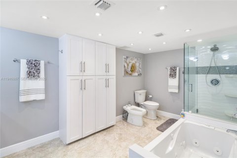 Condo in Miami Beach, Florida, 2 bedrooms  № 2003144 - photo 30