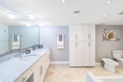 Condo in Miami Beach, Florida, 2 bedrooms  № 2003144 - photo 27