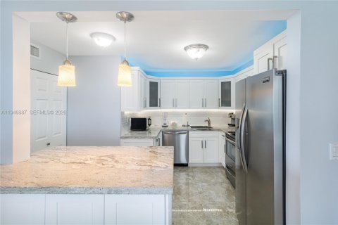 Condo in Miami Beach, Florida, 2 bedrooms  № 2003144 - photo 8