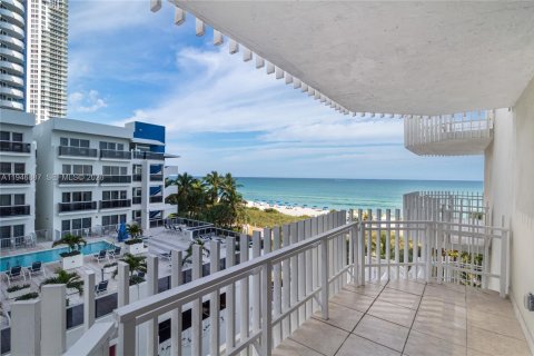 Condo in Miami Beach, Florida, 2 bedrooms  № 2003144 - photo 17