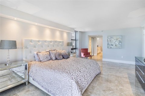 Condo in Miami Beach, Florida, 2 bedrooms  № 2003144 - photo 19