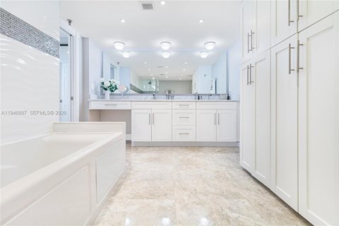 Condo in Miami Beach, Florida, 2 bedrooms  № 2003144 - photo 28