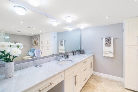 Condo in Miami Beach, Florida, 2 bedrooms  № 2003144 - photo 23
