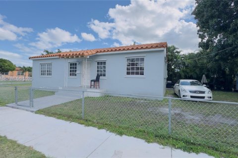 House in Miami, Florida 3 bedrooms, 134.71 sq.m. № 2020735