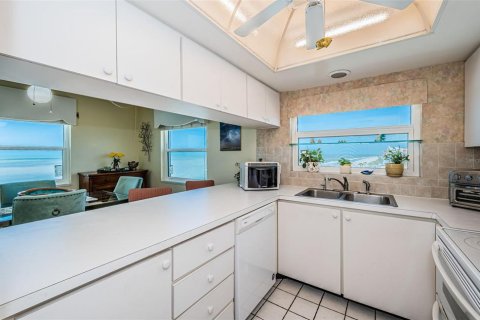 Condo in Indian Shores, Florida, 2 bedrooms  № 1733999 - photo 15