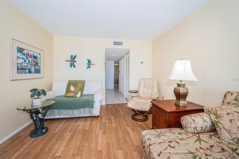 Condo in Indian Shores, Florida, 2 bedrooms  № 1733999 - photo 11