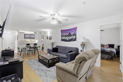 Condo in Gainesville, Florida, 4 bedrooms № 2100793 - photo 15