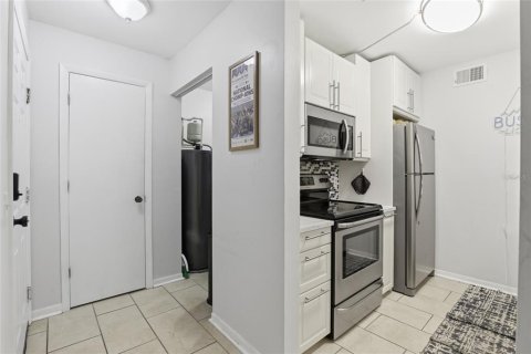 Condo in Gainesville, Florida, 4 bedrooms № 2100793 - photo 5