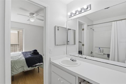 Condo in Gainesville, Florida, 4 bedrooms № 2100793 - photo 28