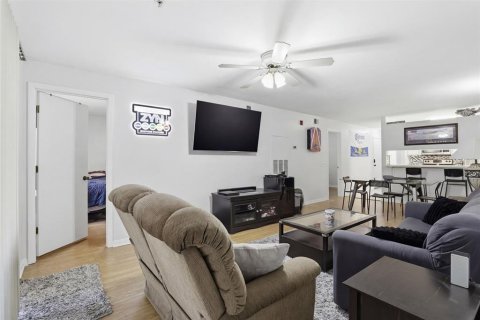 Condo in Gainesville, Florida, 4 bedrooms № 2100793 - photo 14