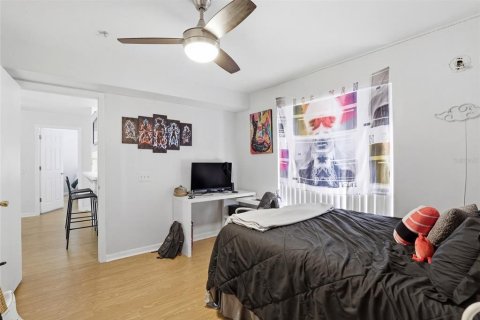 Condo in Gainesville, Florida, 4 bedrooms № 2100793 - photo 16