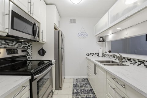 Condo in Gainesville, Florida, 4 bedrooms № 2100793 - photo 7