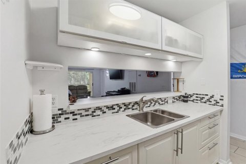 Condo in Gainesville, Florida, 4 bedrooms № 2100793 - photo 9