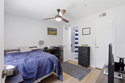Condo in Gainesville, Florida, 4 bedrooms № 2100793 - photo 24
