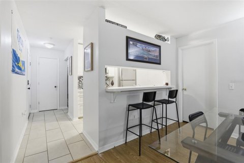 Condo in Gainesville, Florida, 4 bedrooms № 2100793 - photo 6