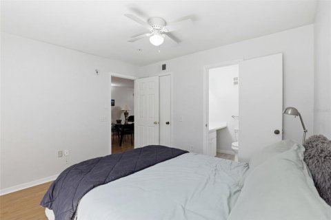 Condo in Gainesville, Florida, 4 bedrooms № 2100793 - photo 27