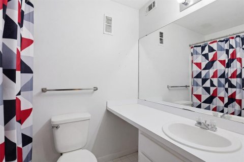 Condo in Gainesville, Florida, 4 bedrooms № 2100793 - photo 18