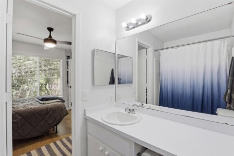 Condo in Gainesville, Florida, 4 bedrooms № 2100793 - photo 21