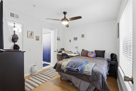 Condo in Gainesville, Florida, 4 bedrooms № 2100793 - photo 20