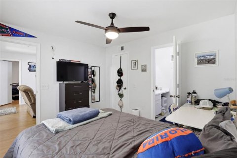 Condo in Gainesville, Florida, 4 bedrooms № 2100793 - photo 19