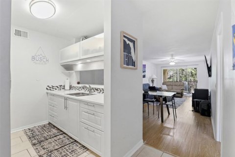 Condo in Gainesville, Florida, 4 bedrooms № 2100793 - photo 8