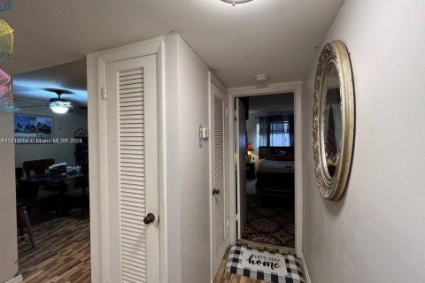 Condo in Sunrise, Florida, 1 bedroom  № 1713577 - photo 2