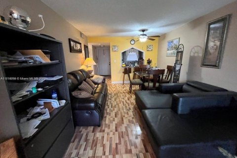 Condo in Sunrise, Florida, 1 bedroom  № 1713577 - photo 1