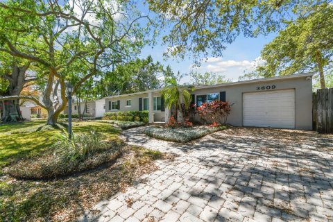 House in Tampa, Florida 3 bedrooms, 171.68 sq.m. № 1719505 - photo 1