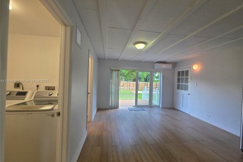 Casa en alquiler en Miami Springs, Florida, 3 dormitorios, 119.1 m2 № 1939194 - foto 26