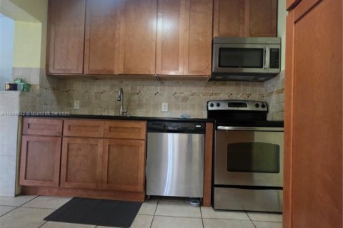 Casa en alquiler en Miami Springs, Florida, 3 dormitorios, 119.1 m2 № 1939194 - foto 4