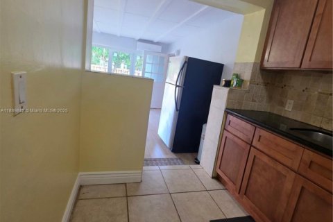 Casa en alquiler en Miami Springs, Florida, 3 dormitorios, 119.1 m2 № 1939194 - foto 21