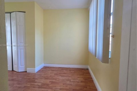 Casa en alquiler en Miami Springs, Florida, 3 dormitorios, 119.1 m2 № 1939194 - foto 15