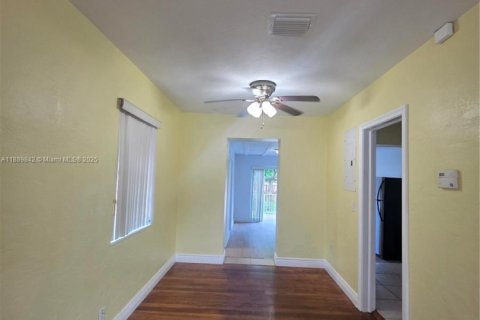 Casa en alquiler en Miami Springs, Florida, 3 dormitorios, 119.1 m2 № 1939194 - foto 13