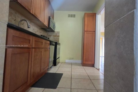 Casa en alquiler en Miami Springs, Florida, 3 dormitorios, 119.1 m2 № 1939194 - foto 23