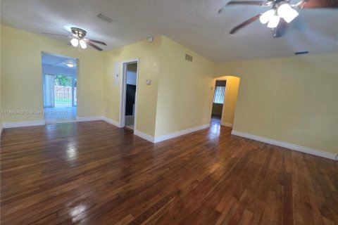 Casa en alquiler en Miami Springs, Florida, 3 dormitorios, 119.1 m2 № 1939194 - foto 2