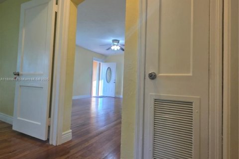 Casa en alquiler en Miami Springs, Florida, 3 dormitorios, 119.1 m2 № 1939194 - foto 16