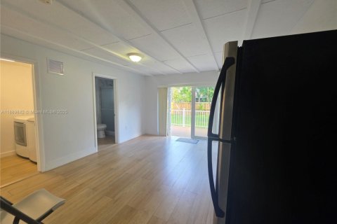 Casa en alquiler en Miami Springs, Florida, 3 dormitorios, 119.1 m2 № 1939194 - foto 29