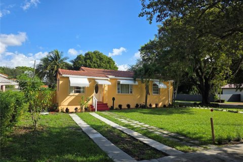 Casa en alquiler en Miami Springs, Florida, 3 dormitorios, 119.1 m2 № 1939194 - foto 1