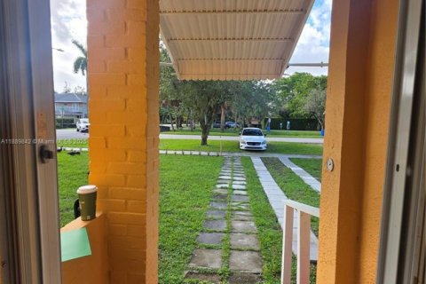 Casa en alquiler en Miami Springs, Florida, 3 dormitorios, 119.1 m2 № 1939194 - foto 24