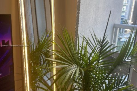 Condominio en venta en Miami, Florida, 55.56 m2 № 1694331 - foto 2